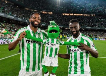 Cédric Bakambu (11, RD Congo) et Youssouf Sabaly (Sénégal)