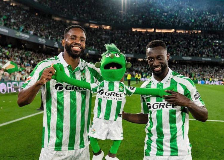 Cédric Bakambu (11, RD Congo) et Youssouf Sabaly (Sénégal)